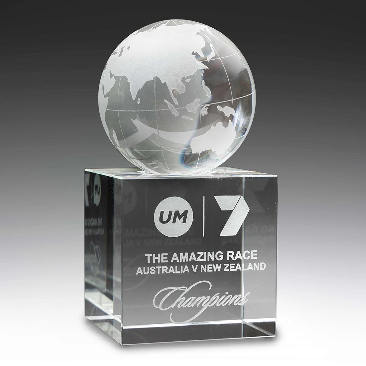 cn00s-grey-bg Globe crystal with crystal construction